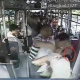 詳細(xì)經(jīng)過(guò)曝光把垃圾桶套司機(jī)頭上這太瘋狂了