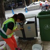 江蘇南通環(huán)衛(wèi)工人為垃圾桶“洗澡”