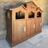 轉(zhuǎn)木紋金屬屋形三分類垃圾桶城市美學的環(huán)保革命