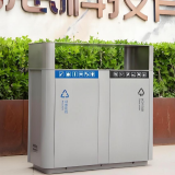 廣場上的文明坐標(biāo)戶外噴粉金屬兩分類垃圾桶的城市使命