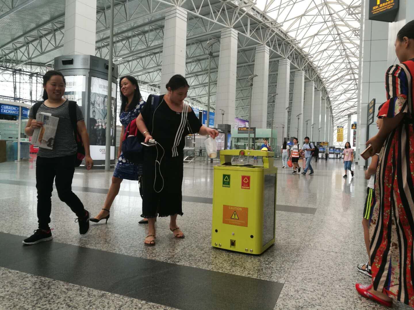 廣州白云機(jī)場(chǎng)的移動(dòng)感應(yīng)式垃圾桶